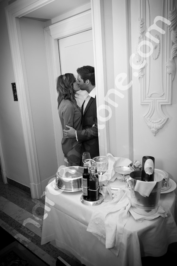 black-white-photo-rome-001 Kissing in black and white inside Hotel Regis