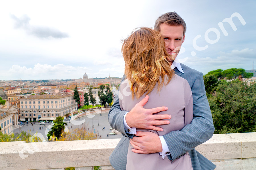 rome-color-photo-019 Boyfriend hugging girlfriend at Pincio park.