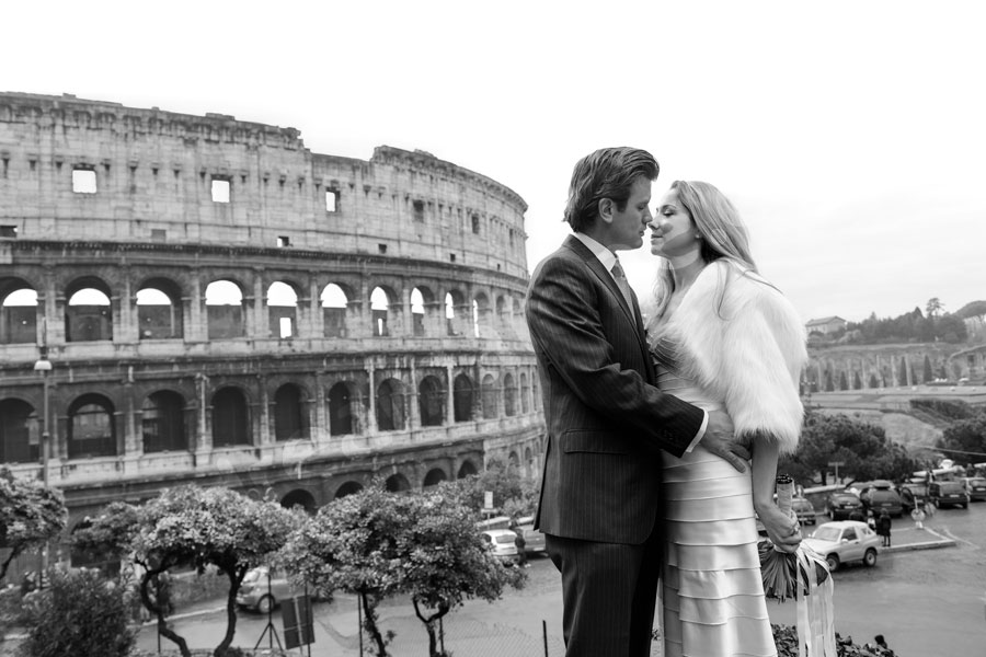wedding-rome-3112-033 Bride and groom kissing at the Roman Colosseum Rome Italy