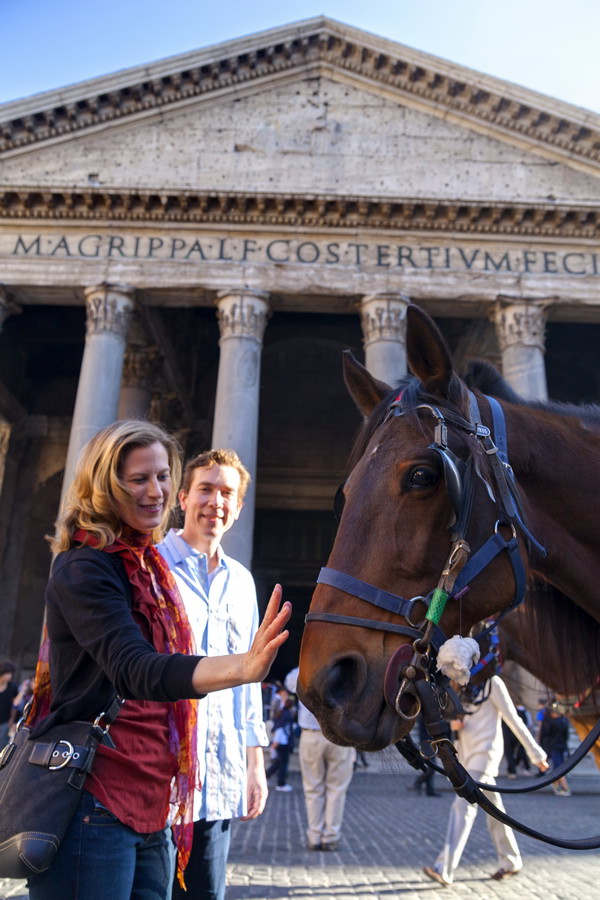 photo-tour-03-2312 Caressing a horse in Piazza del Pantheon in Italy
