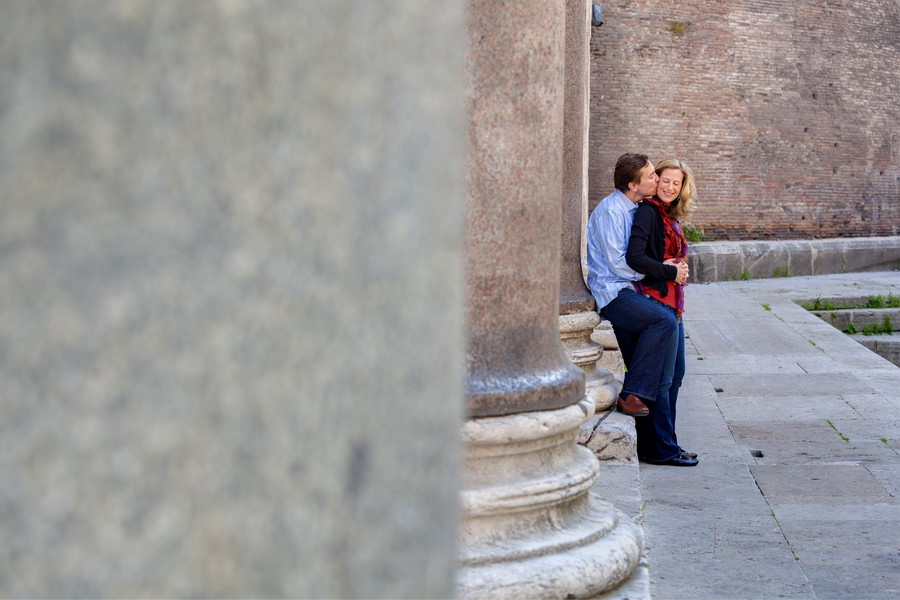 photo-tour-07-2312 Couple photographed. Pantheon. Italy.