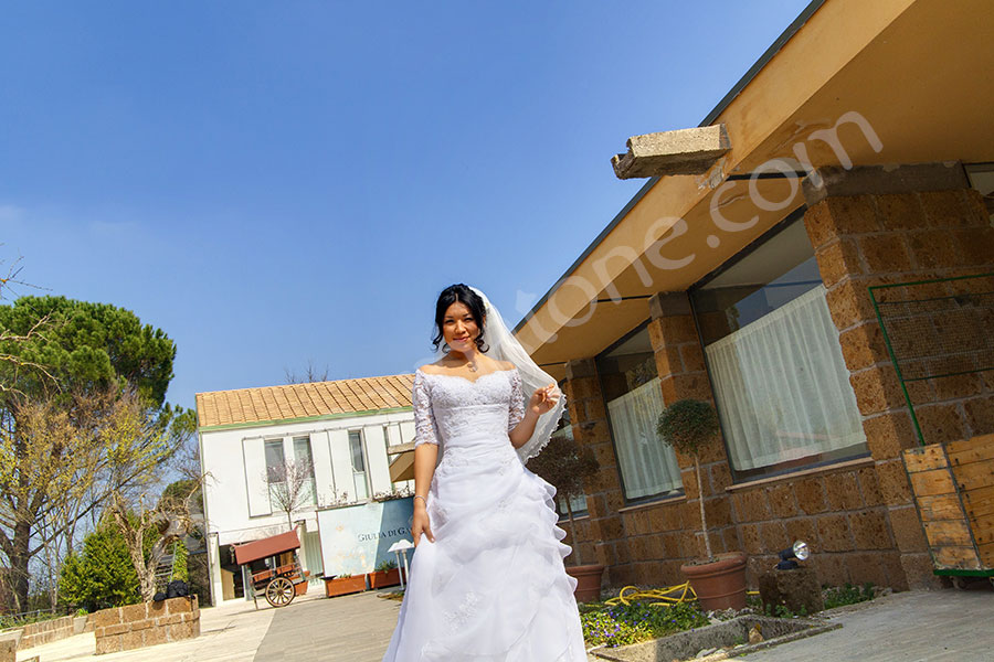wedding-italy-10-1412 The bride posing for the photographer in Italy