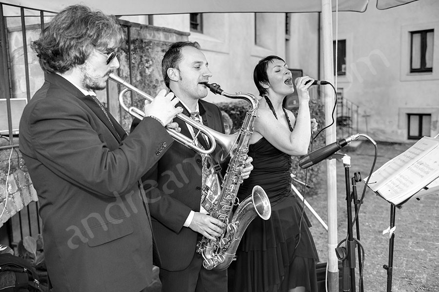 wedding-italy-117-1412 Band playing music at the party