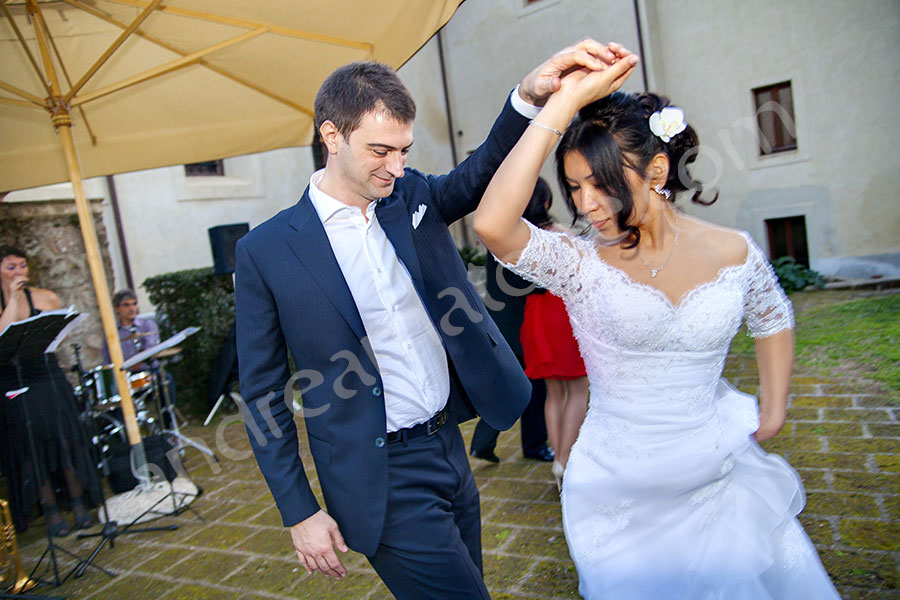 wedding-italy-133-1412 newlyweds dancing together to live music
