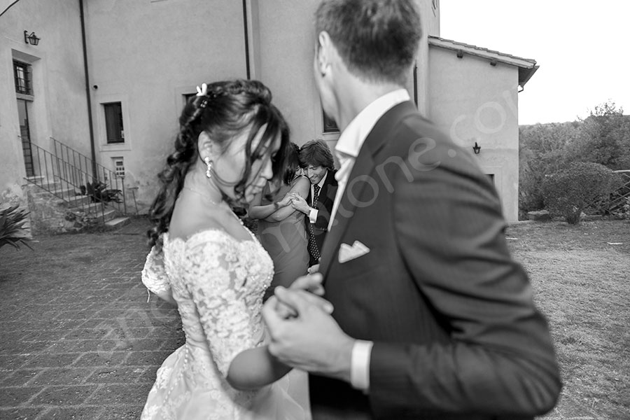 wedding-italy-139-1412 Bride and groom dancing together in black and white pictures