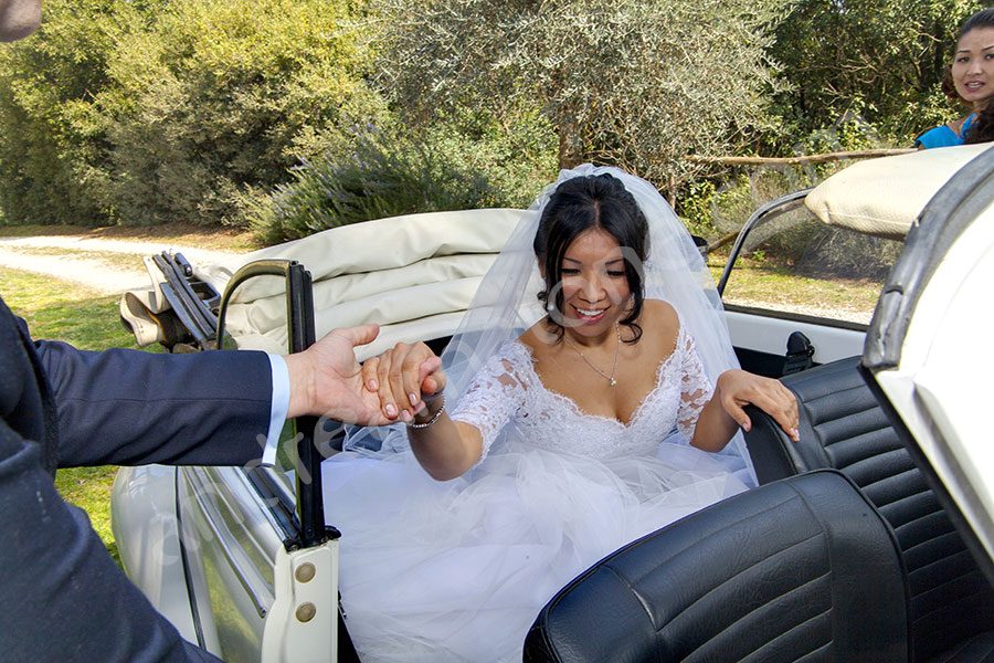 wedding-italy-14-1412 Helping the bride exiting the car