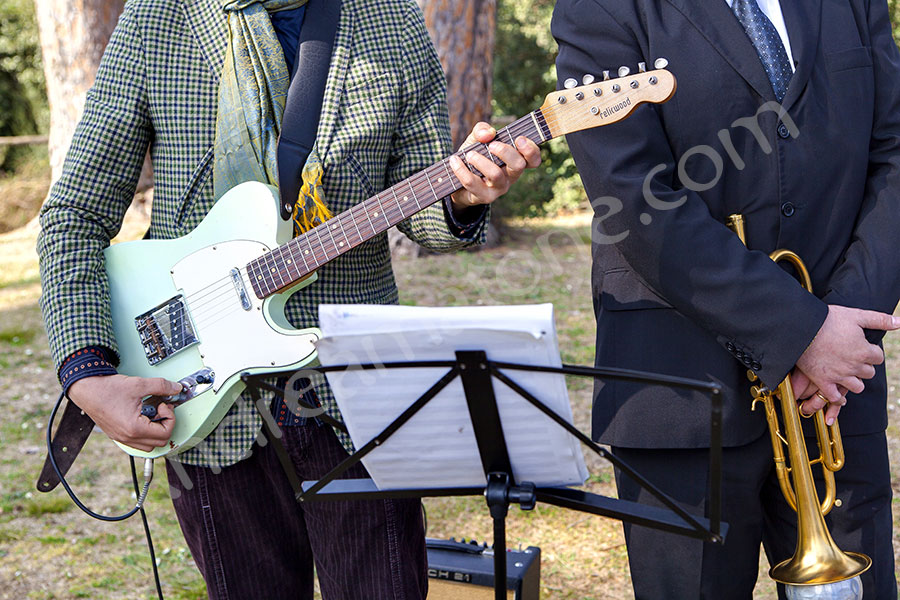 wedding-italy-19-1412 Music band playing at the ceremony
