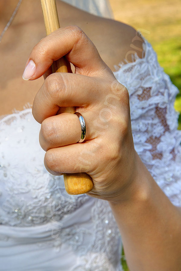 wedding-italy-46-1412 Bride wearing the ring on her finger