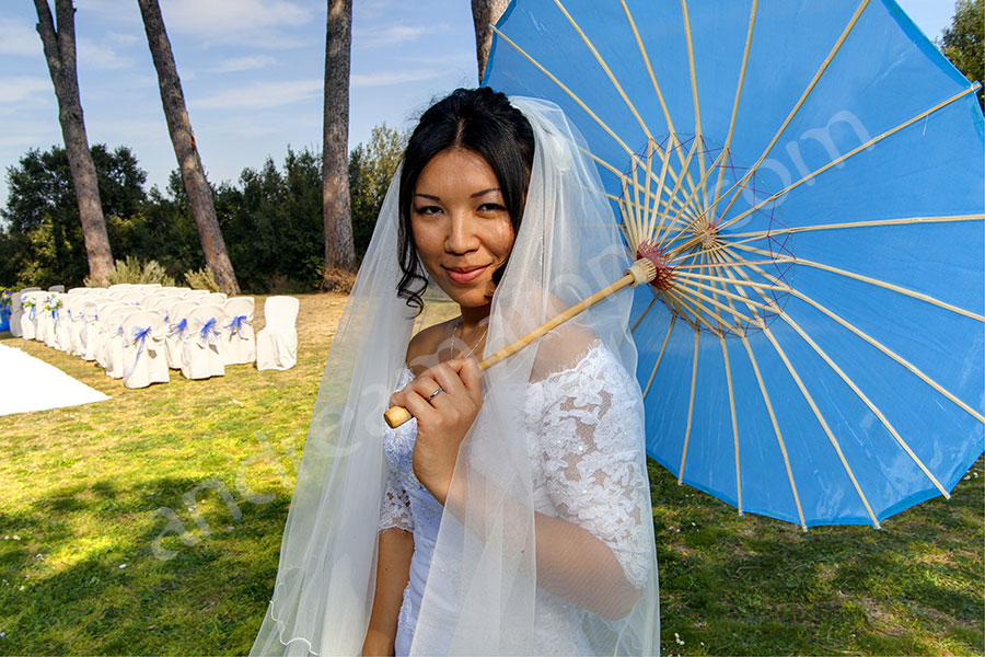 wedding-italy-47-1412 Beautiful picture of the bride holding a blue sun umbrella