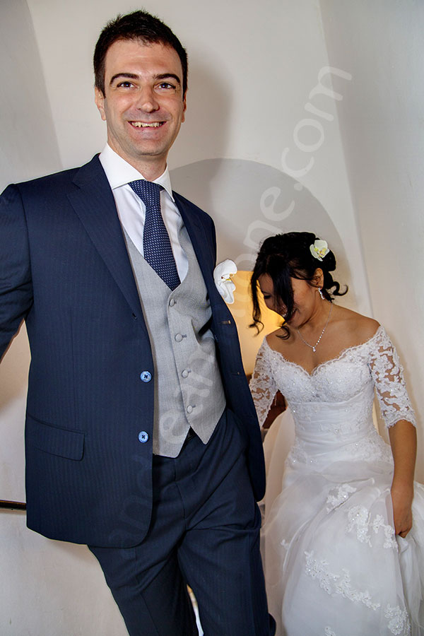 wedding-italy-63-1412 newlyweds enter the dining hall