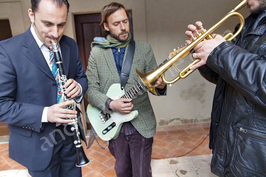 wedding-italy-73-1412 Music band players playing their instruments