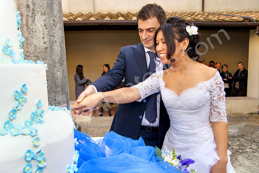 wedding-italy-80-1412 Newlyweds cutting the cake