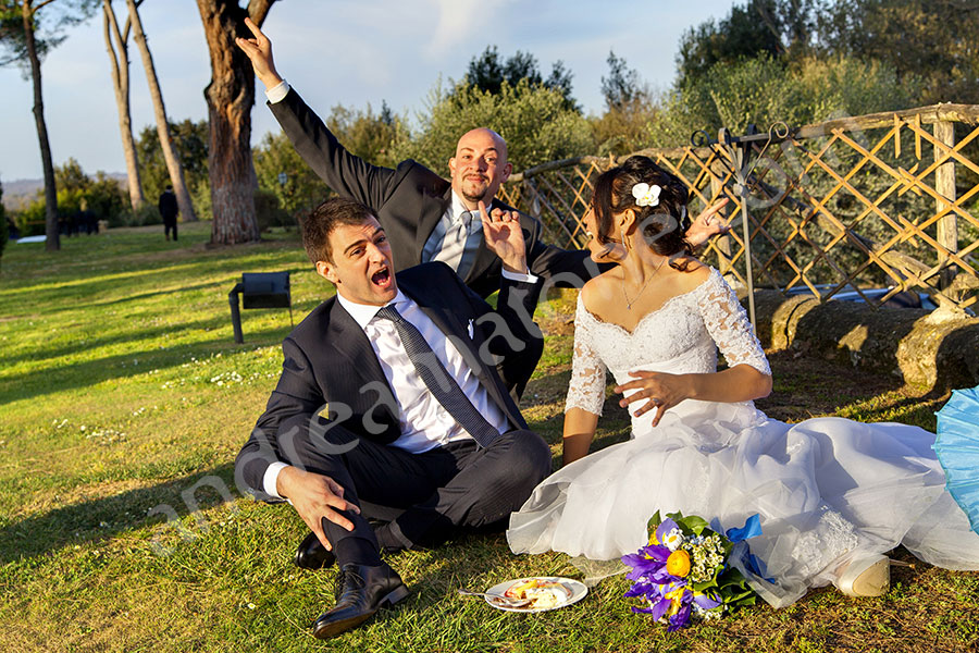 wedding-italy-90-1412 Guest interrupting the photo session with the photographer