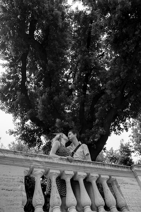 proposal-rome-6712-031 Kissing at Parco del Pincio during a couple e-session