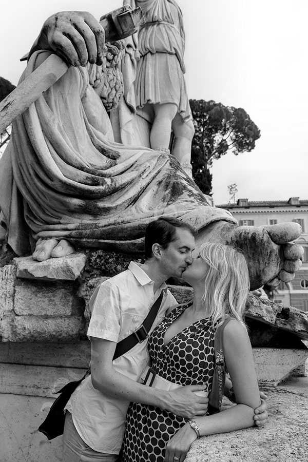 proposal-rome-6712-033 Black and white picture of a couple kissing underneath a statue