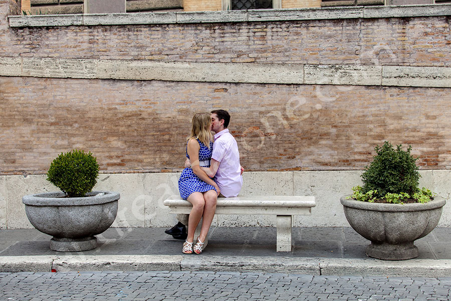 proposal-rome-6712-037 Romantically in Piazza del Popolo. Couple e-session. Engagement style.