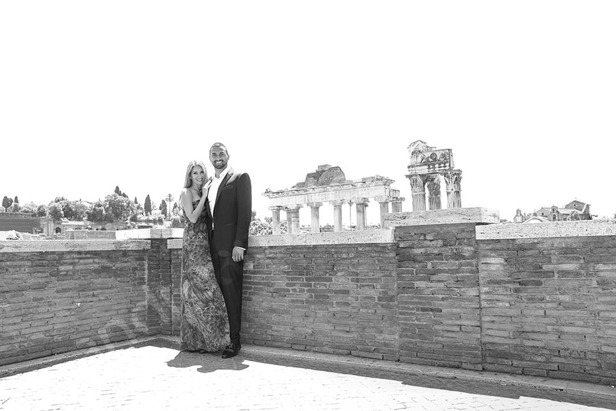 travel-photography-028 Black and white picture of newlyweds during a session by the Italian forum