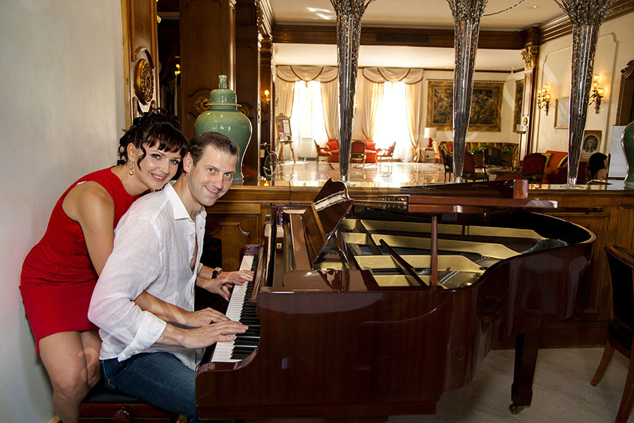 photographer-rome-1912-007 Playing the piano together inside Hotel Androvandi