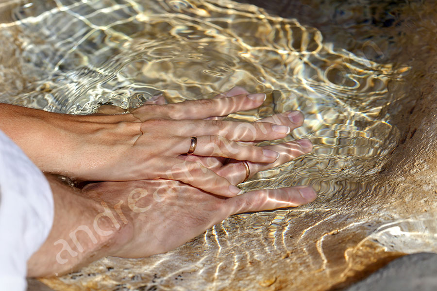 photographer-rome-1912-026 Married couple holding hands underneath the water in a fountain Villa Borghese