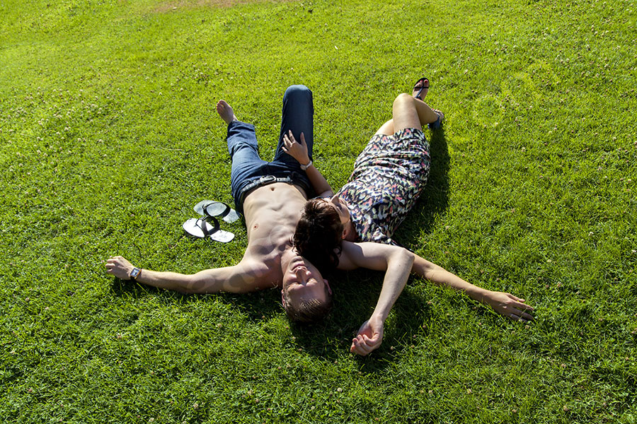 photographer-rome-1912-031 Couple relaxing on green grass Villa Borghese Rome Italy. Photographer.