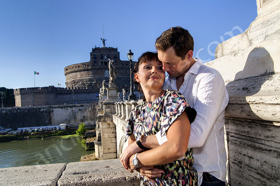 photographer-rome-1912-061 Kissing in love at Castle Sant'Angelo