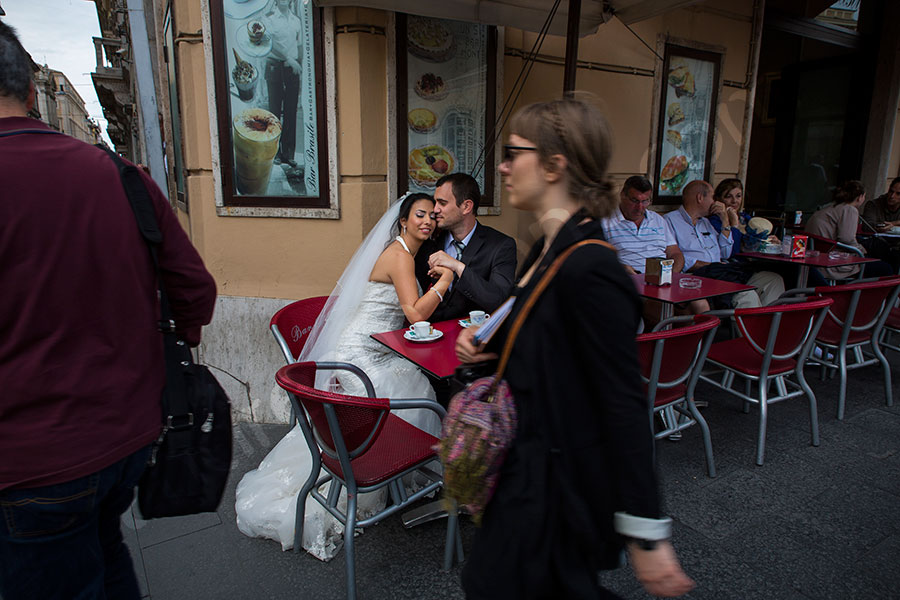 Wedding photo taken in the streets of Rome