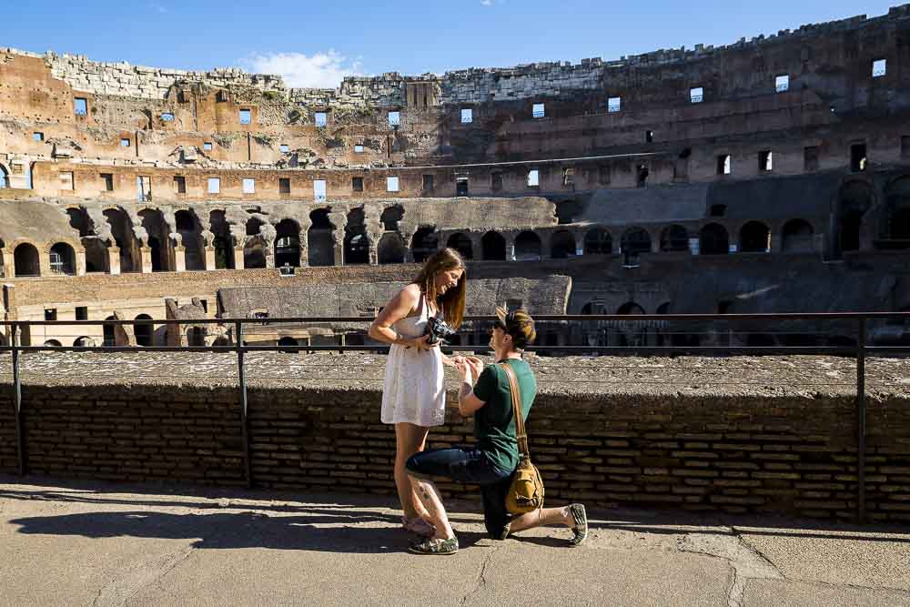 The moment in which the proposer asked the question to be married with his fiancee inside the Colosseum