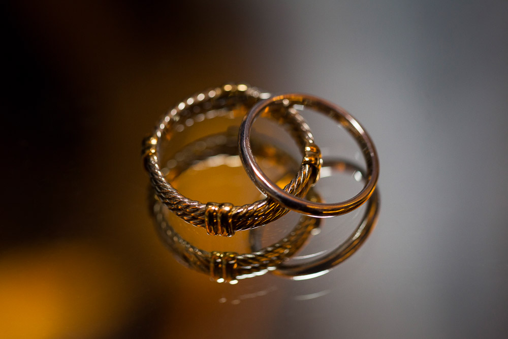 Picture of the wedding rings photographed up close in macro
