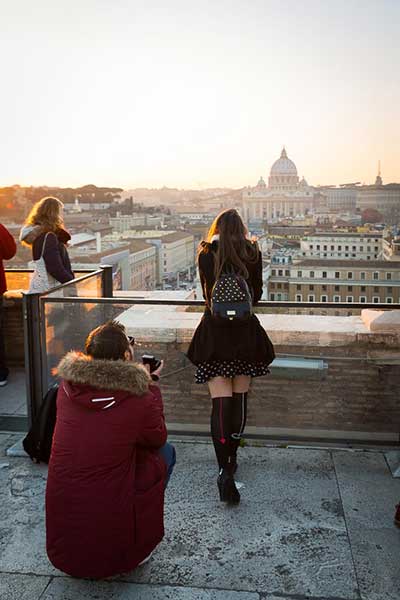 Man proposing on top of the Castel Sant'Angelo bridge overlooking the city from above