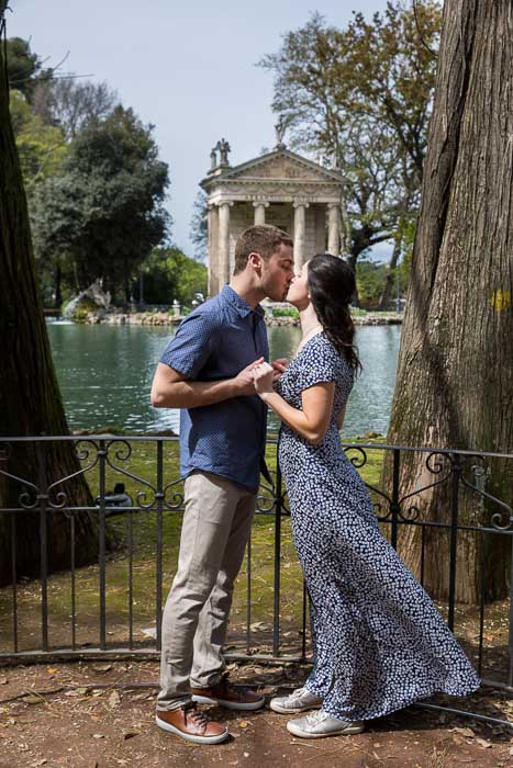 Kissing in the park with a temple and a lake in the backdrop. Image by the Andrea Matone photography studio