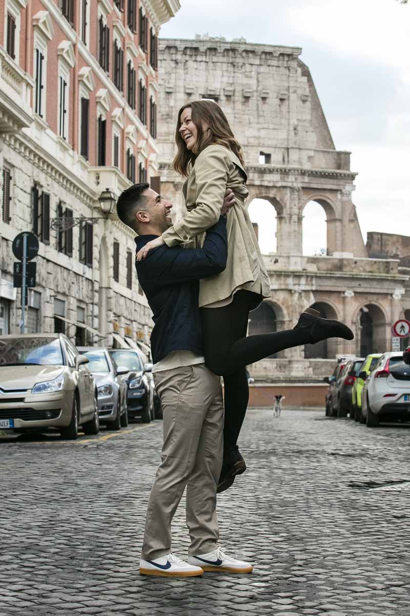 06-lifting-alleyway- In love in Rome. Photoshoot walking the alleyways streets