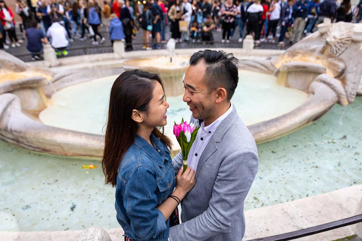 Engagement picture of a coupe close to one another before the Barcaccia water fountain found bottom Spanish steps