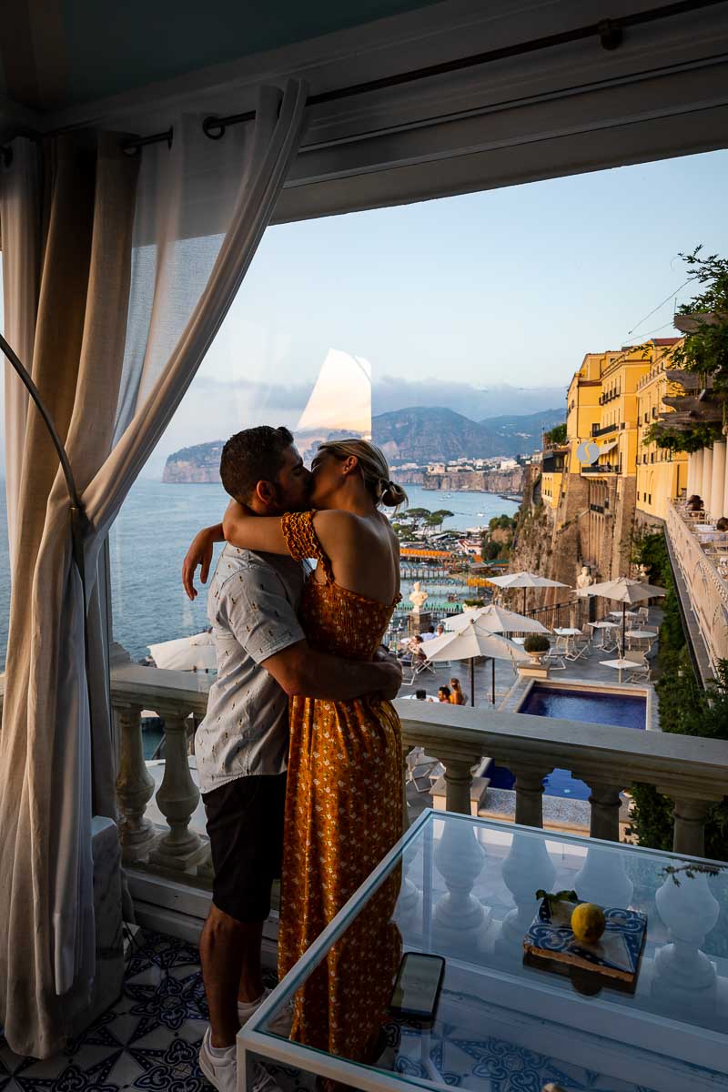 In love on the Sorrentino coastline. Photoshoot after the asking for her hand in Italy