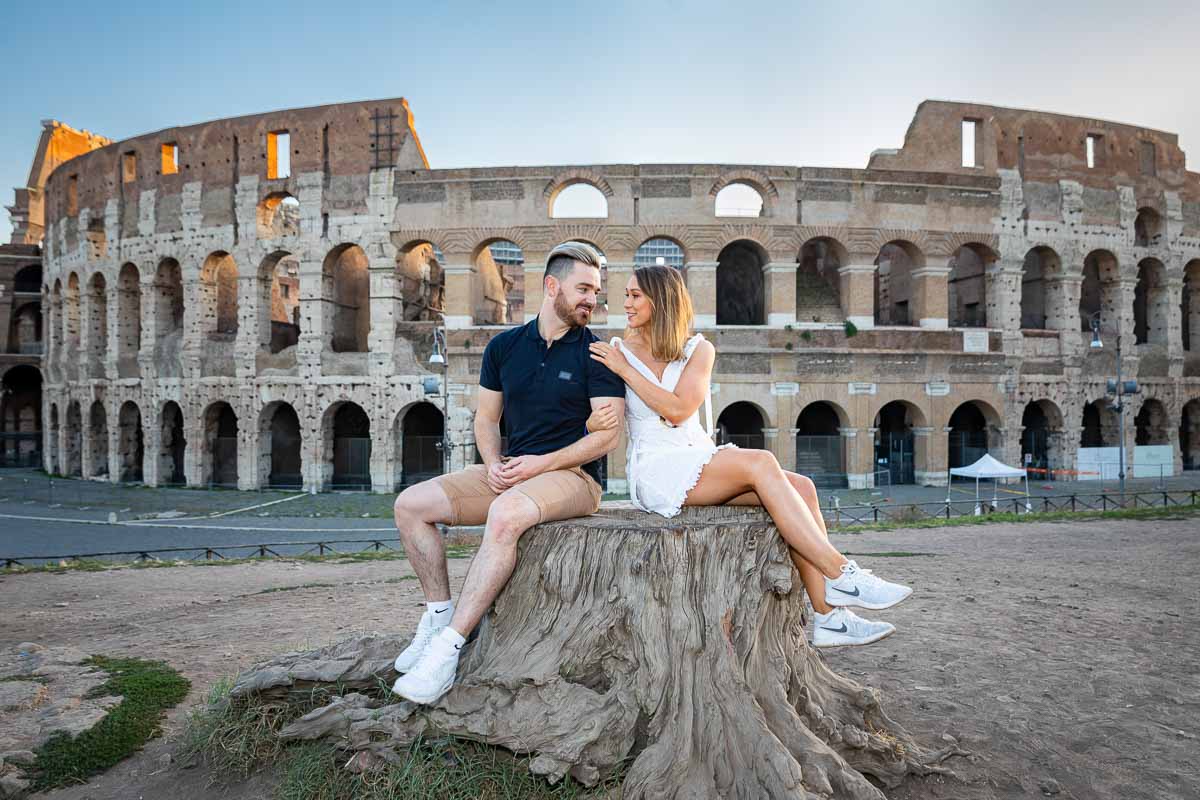 Sitting down engagement photo session in front of the roman most iconic monument