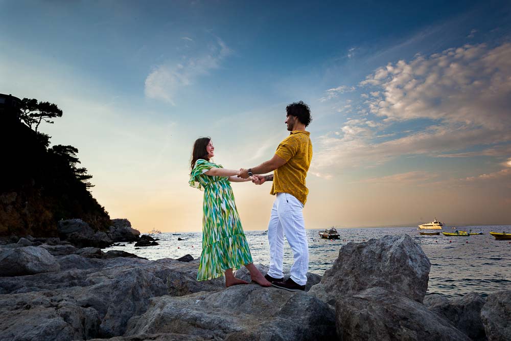 Couple photoshoot surprised by a wedding proposal 