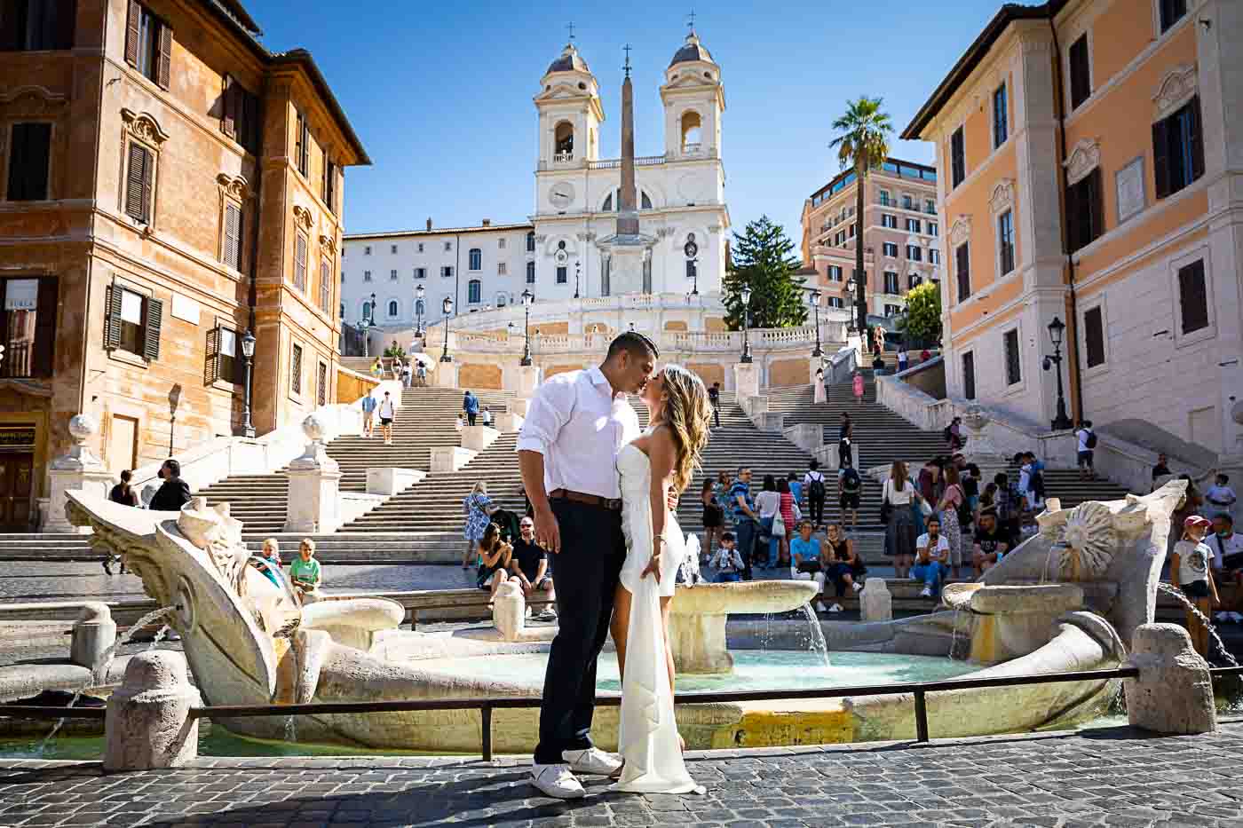 Kissing at Piazza di Spagna bottom water fountain