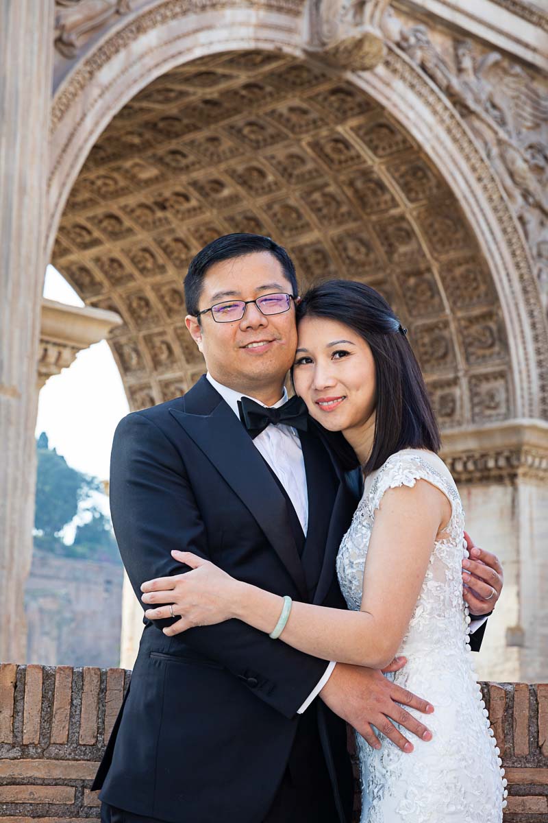 Newlywed portrait under the ancient arc of Arch of Septimius Severus