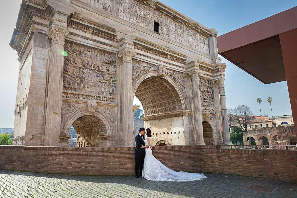Wider view couple Septimius Severus' Arch photo session