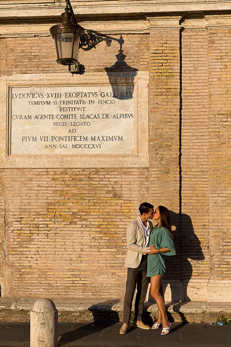 Couple kissing at the Spanish steps in Italy
