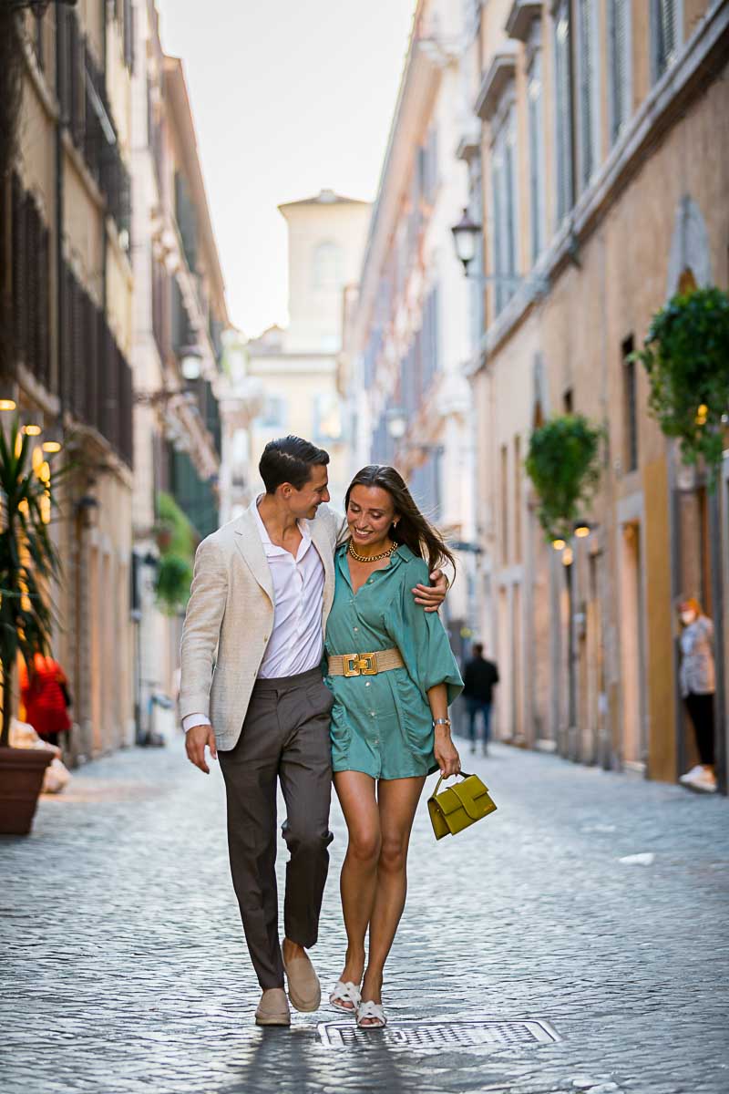 Walking away photography during a Rome street engagement proposal by the Andrea Matone photography studio