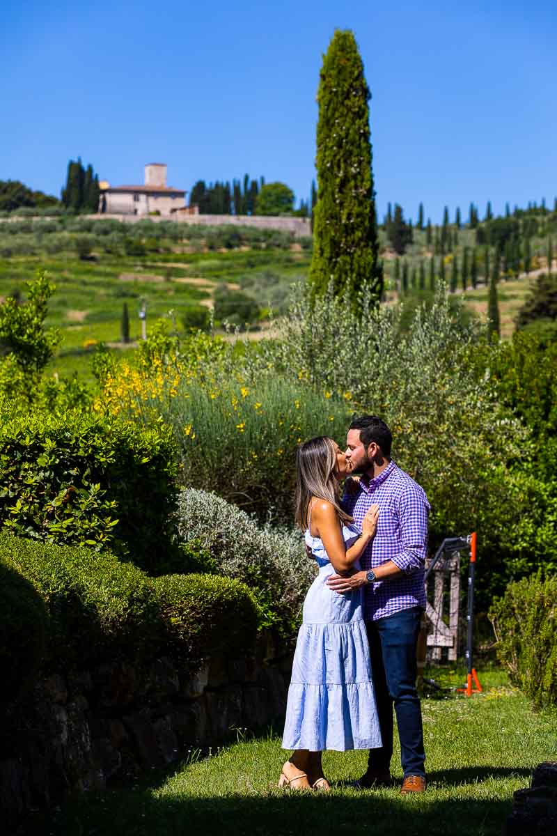 Couple kissing during an engagement photo session in the Tuscan countryside