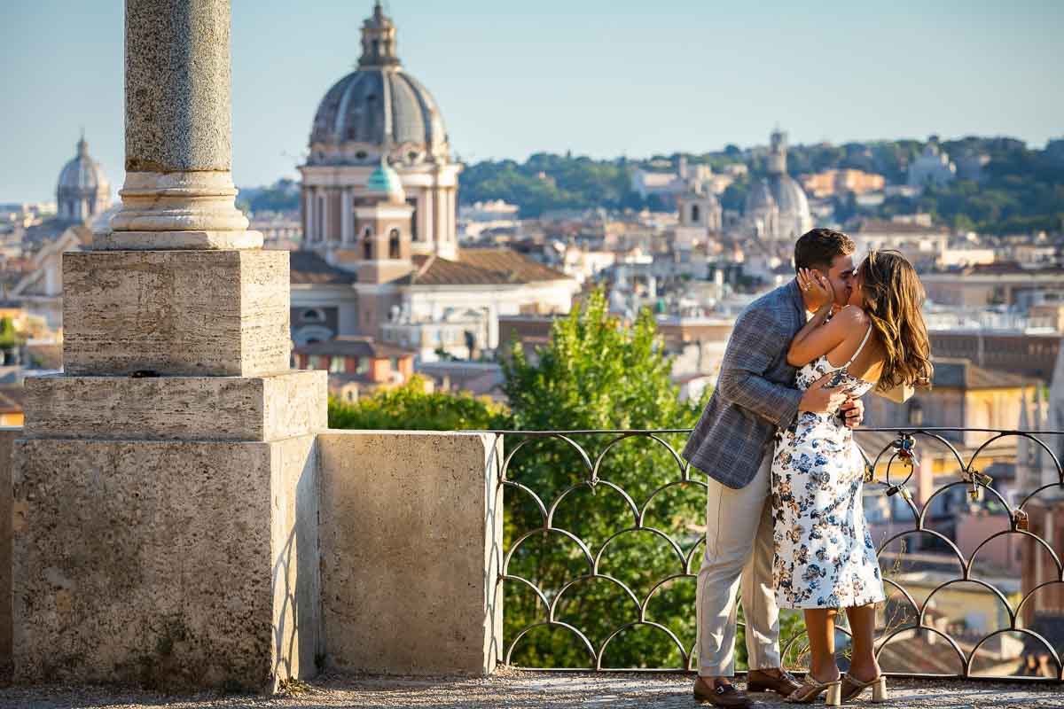 Kissing during a photography session in Italy at the Pincio park terrace. Image by the Andrea Matone photographer studio