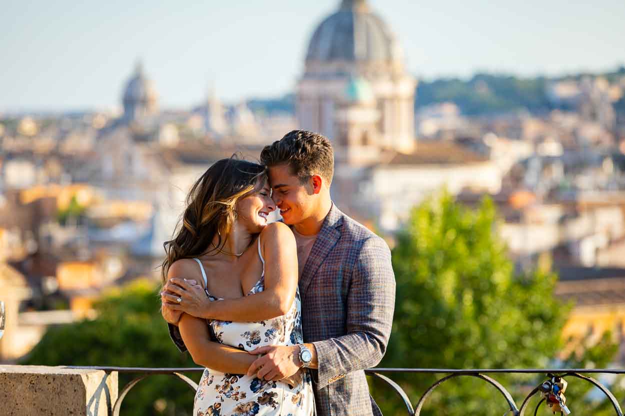 Coupe portrait in love photographed in front roman cityscape at dusk
