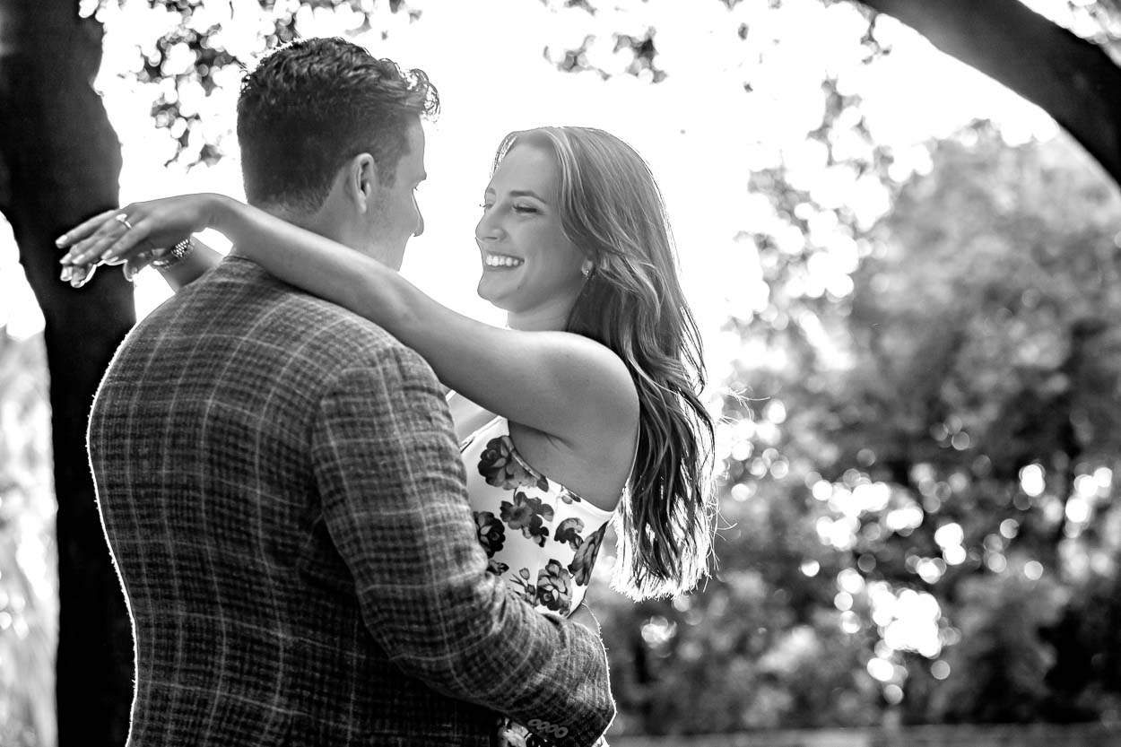 Black and white picture of a couple during a photo shoot in Italy