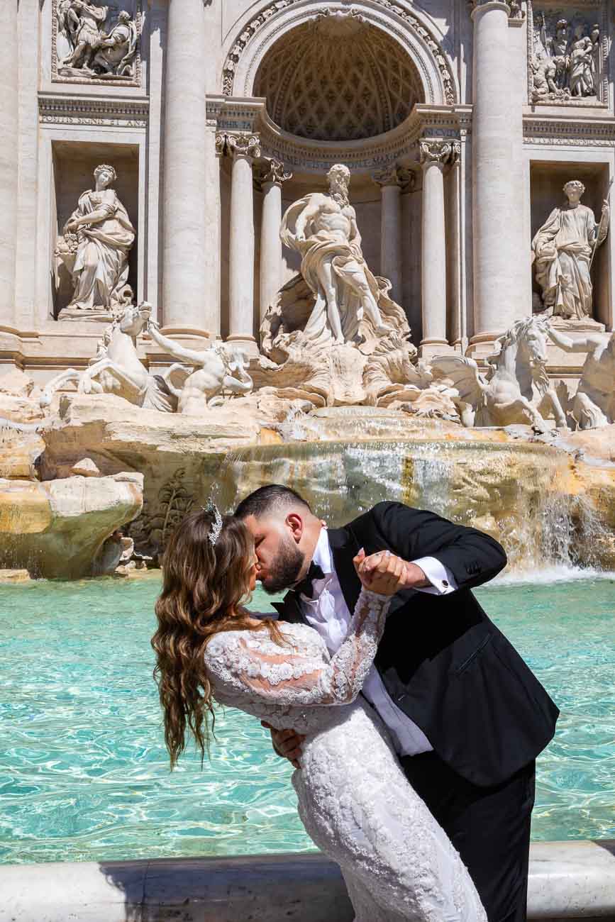 Romantic kiss Trevi fountain during a wedding photo shoot