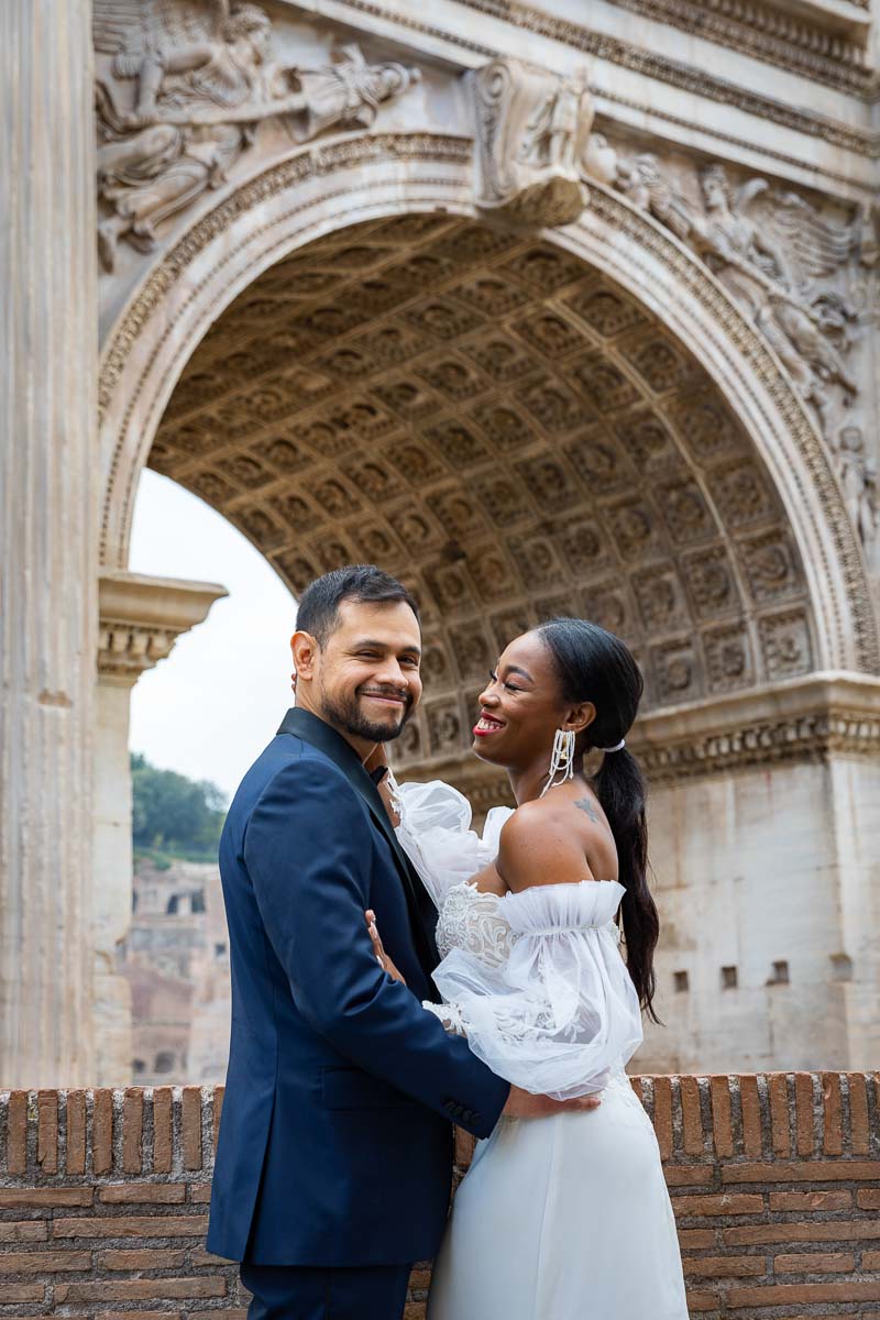 Groom and bride portrait underart the Arch of Septimius Severus
