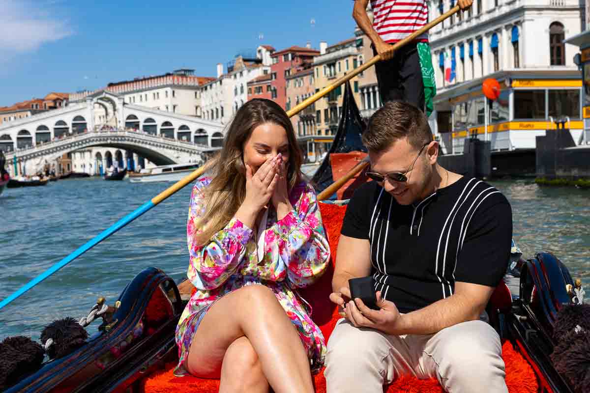 The surprise mixed in with joy during the engagement proposition Venetian city in Italy