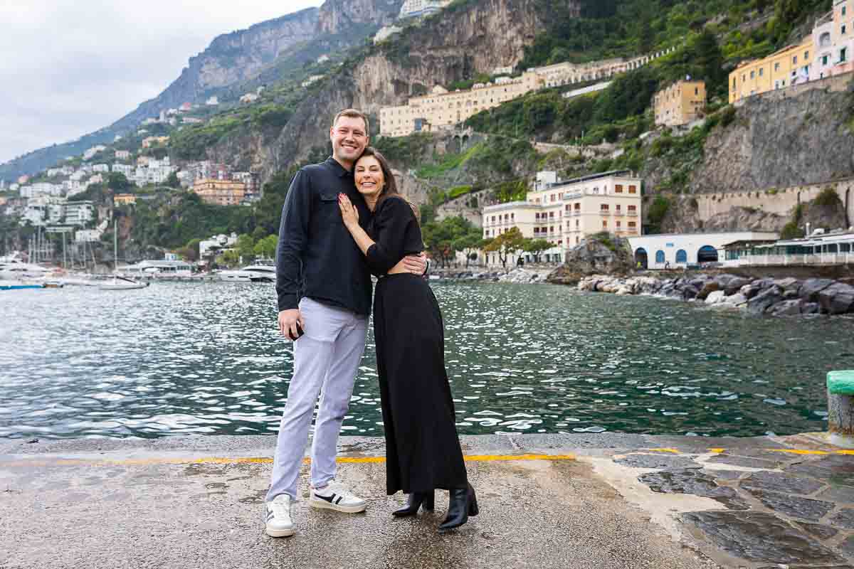 006-amalfi-portrait Couple portrait picture posing in front of the town and the mediterranean sea
