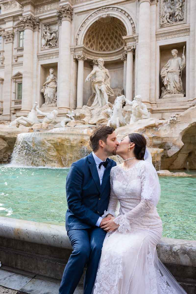 kissing Trevi fountain in love just married