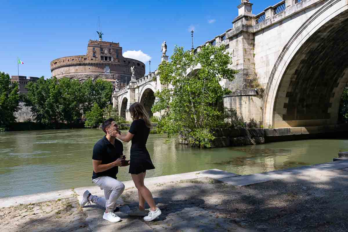 01-castel-santangelo-proposal Asking the big question under the castel Sant'Angelo bridge in Rome Italy